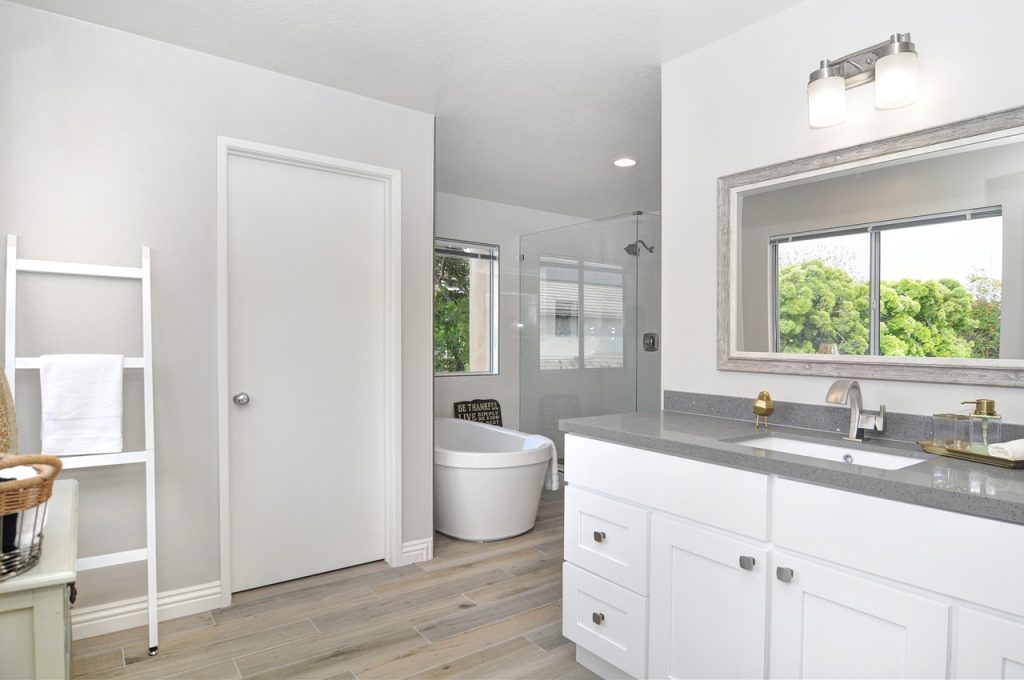 Home Simple White Bathroom 